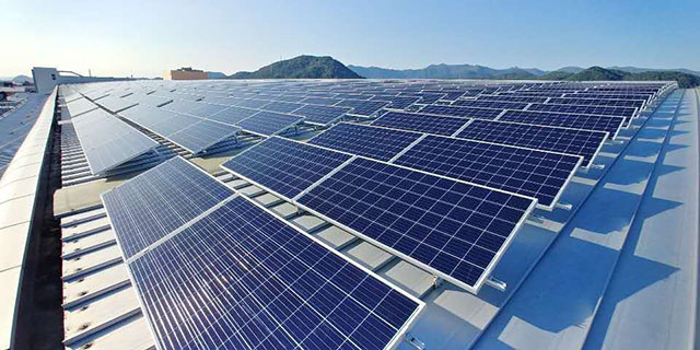 Montaje solar con soporte triangular para techo plano