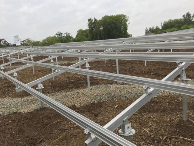 Montaje en poste de panel solar